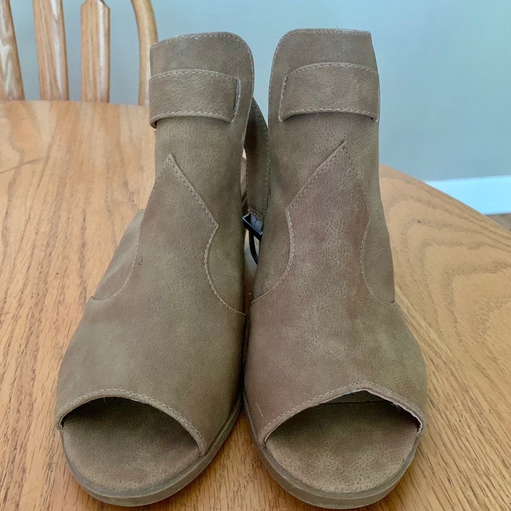 Women’s Size 7 1/2 SO Sandals